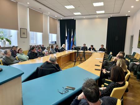 Sestanka se niso udeležili predstavniki petrola in Agencije za energijo